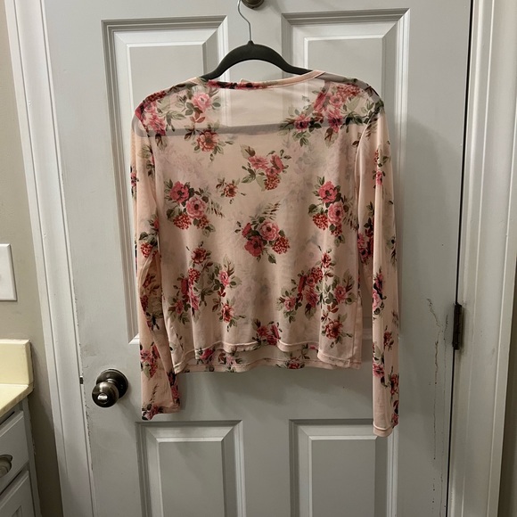 Mesh long sleeve top fit from small to large - Picture 5 of 7